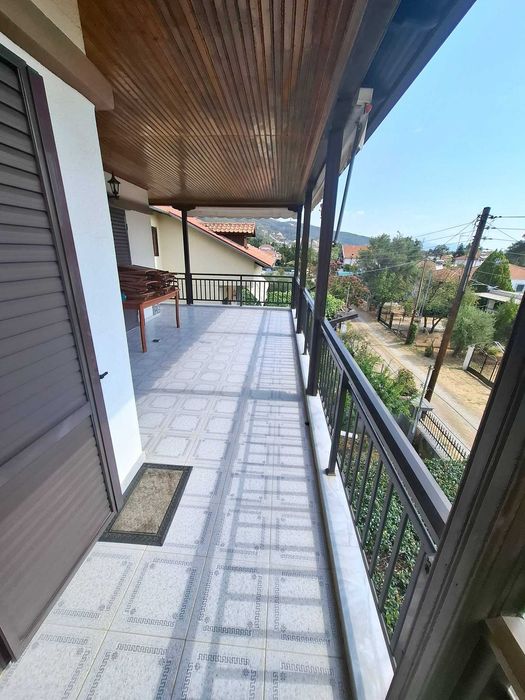 Продава триетажна къща 250 м2 и двор 400 м2 в Аспровалта, Гърция