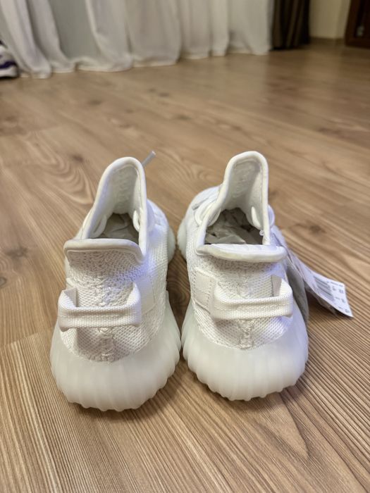 Adidasi Yeezy 350 noi