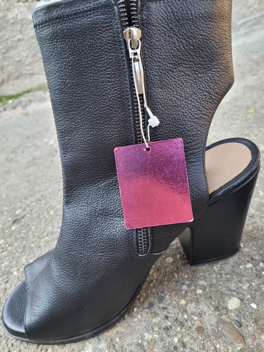 Botine decupate din piele