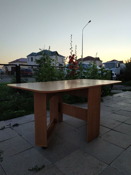 Продам стол книжку