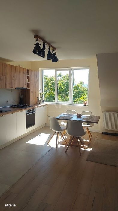 Apartament spațios, pe două niveluri, pregătit pentru mutare — fotografia 1