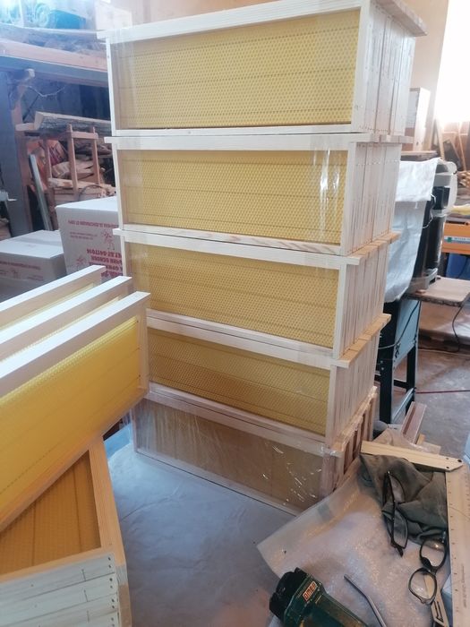 Пчелни рамки с монтирана восъчна основа