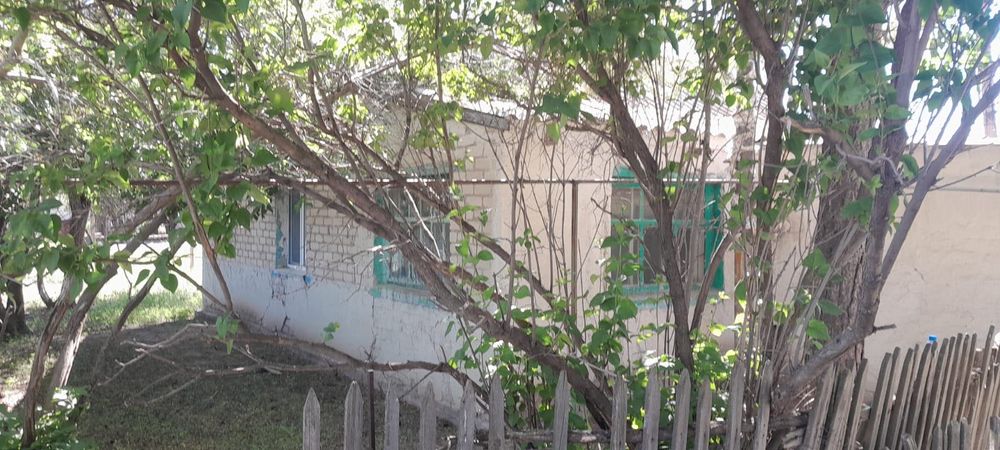 Продается дом,находится в поселке Аксуат.