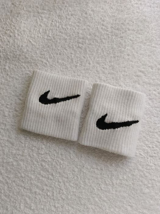 Напульсники Nike и чёрные.