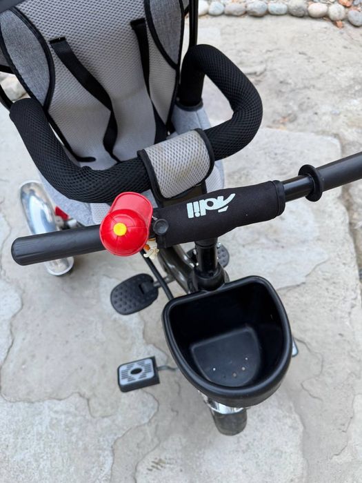 Продам детский трехколесный велосипед с родительской ручкой