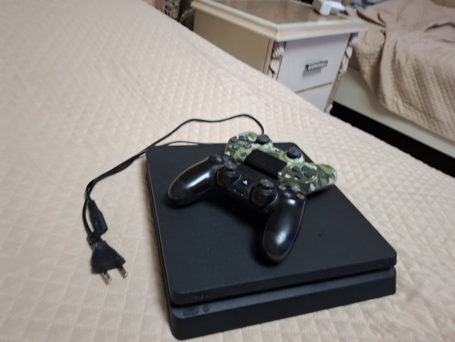 Playstation 4 slim + 2 геймпада в комлекте