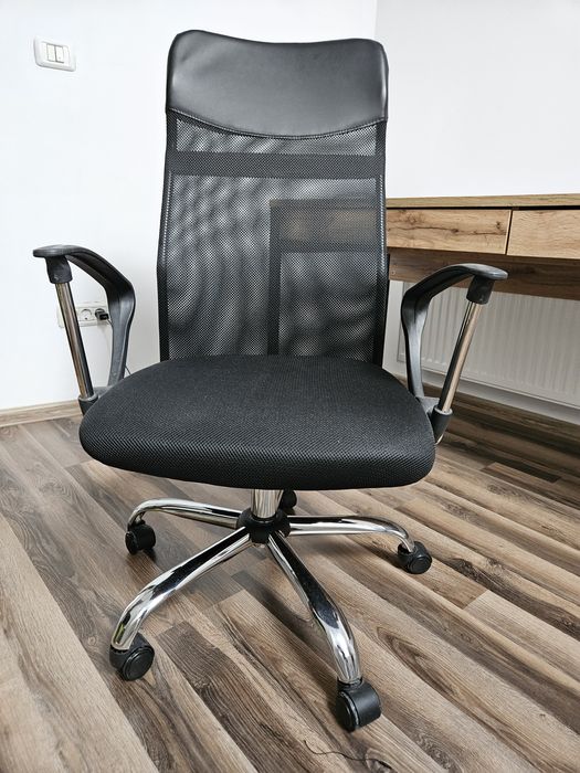 Scaun rotativ negru birou cu picioare crom in stare f buna