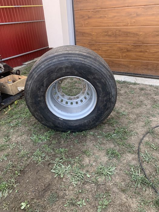 Cauciucuri semiremorca si unul de directie