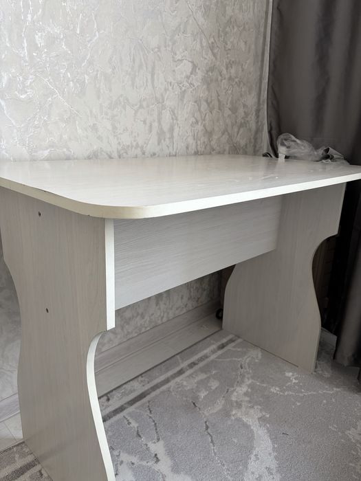 Стол кухонный, для учебы