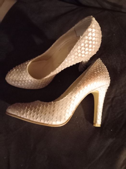 Обувки на висок ток