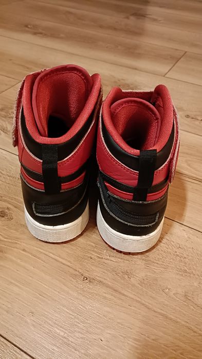 Jordan 1 High roșii și negrii
