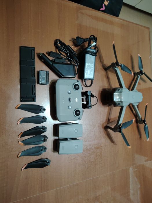 Dronă Air 2s. Cameră blocată sus jos. Zboară filmează