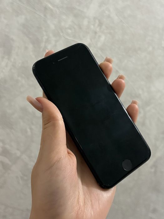 iPhone SE 2020 черный