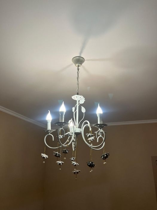 Продаётся стильная люстра в классическом дизайне