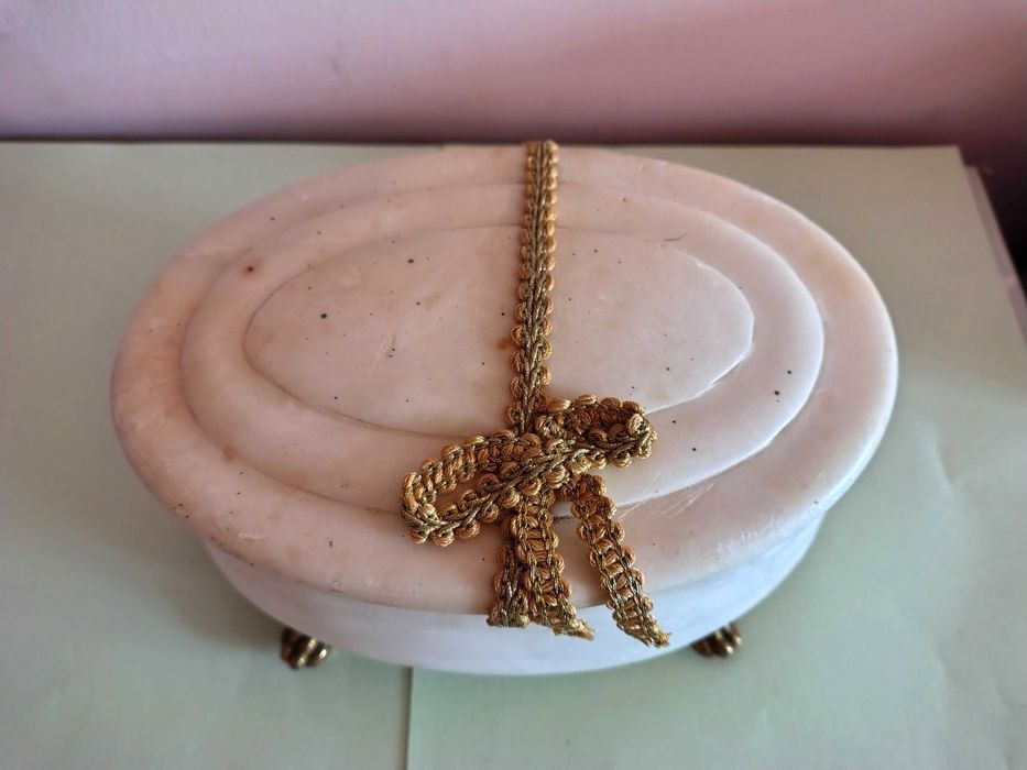 Невероятно Красива Кутия За Бижута- Алабастър Със Позлата