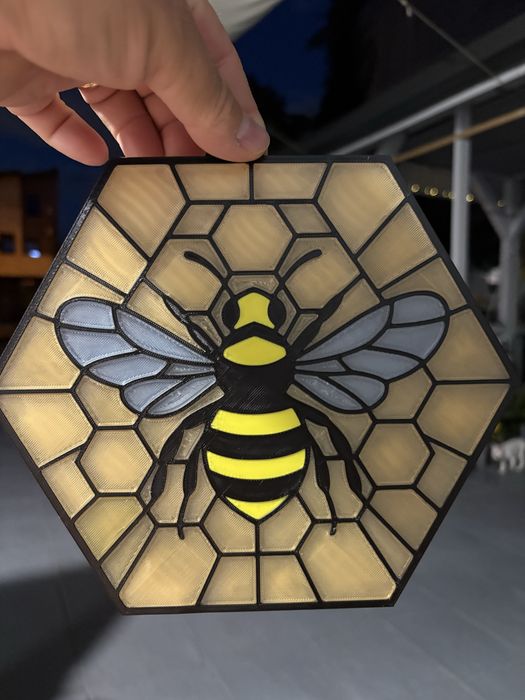 Vitraliu albina hexagonal din plastic translucent