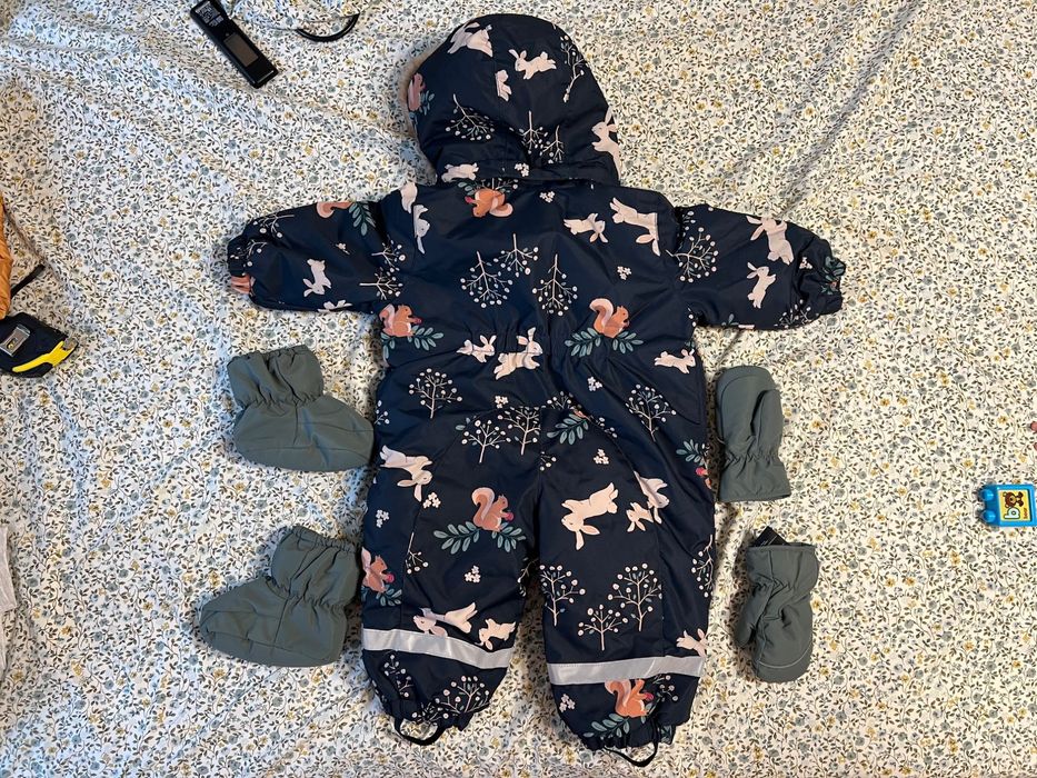 Combinezon H&M mărimea 74 cu botoșei și mănuși, noi