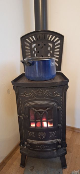 Soba fonta pe lemne, tip semineu, cu plita