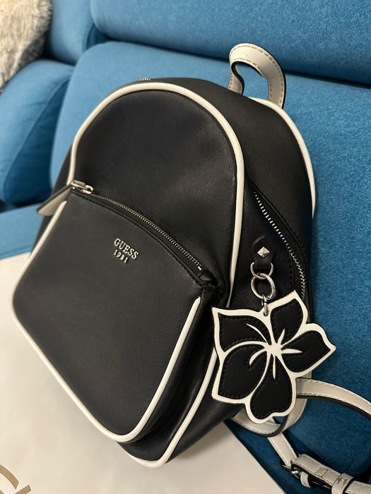 Чисто нова GUESS раничка