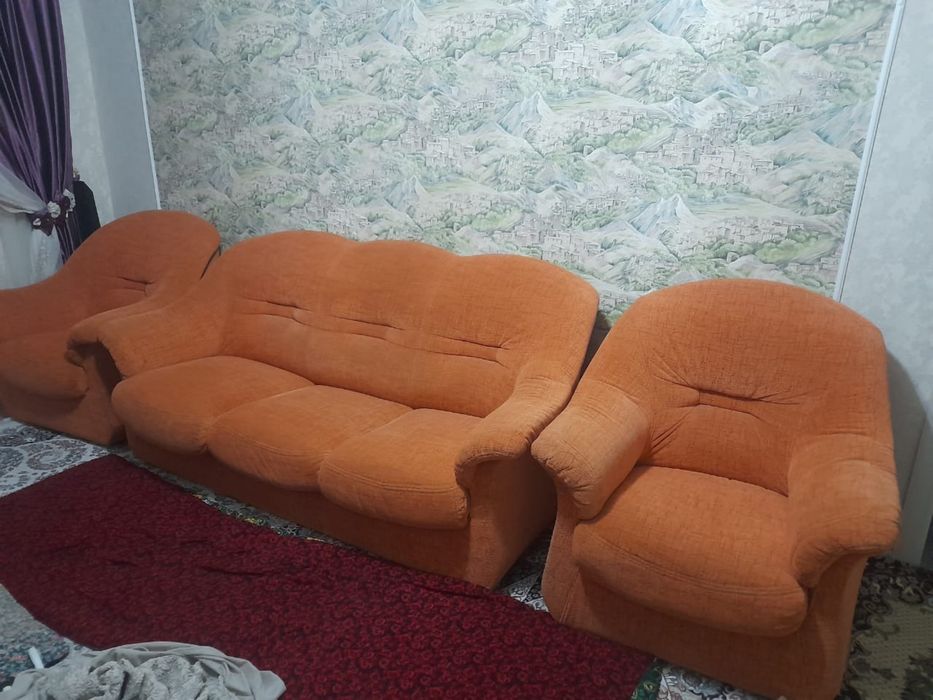 Диван оранжевый цвете