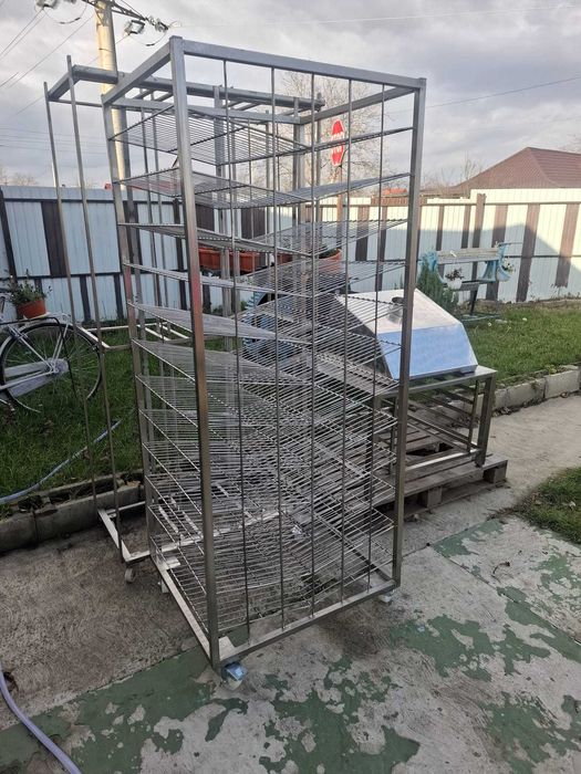 Carucioare , panacoate cu rafturi detasabile , din inox.