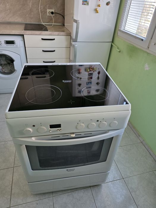 Фурна с керамични котлони Аристон