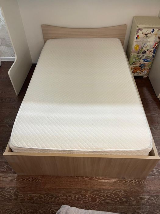 Кровать с матрасом