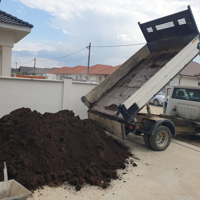 Piatra gri decorativa nisip pietris hamuca pamant negru gradina compost piatra sparta concasata balast refuz ciur moloz