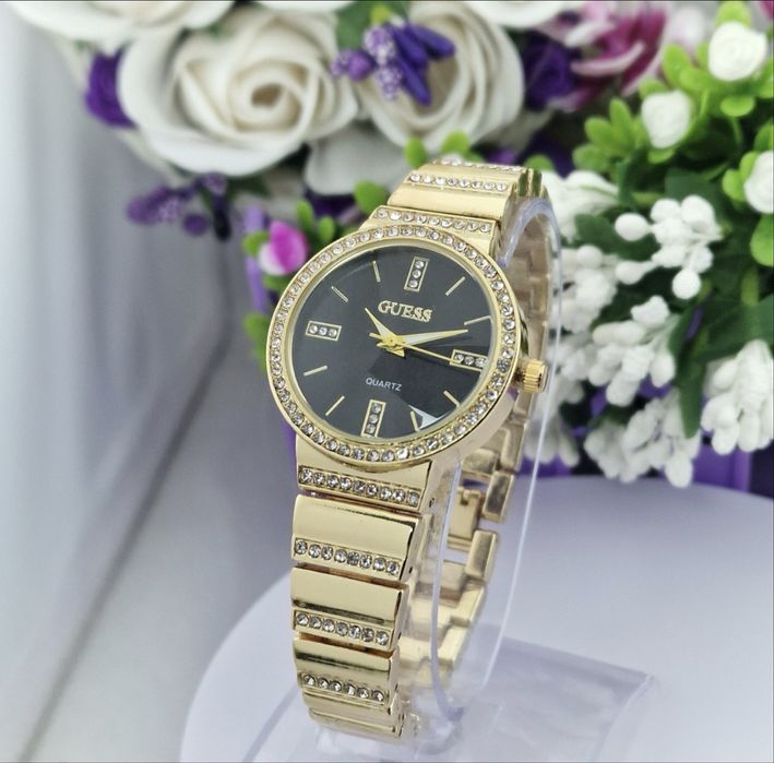 Дамски часовник GUESS – златист с черен циферблат