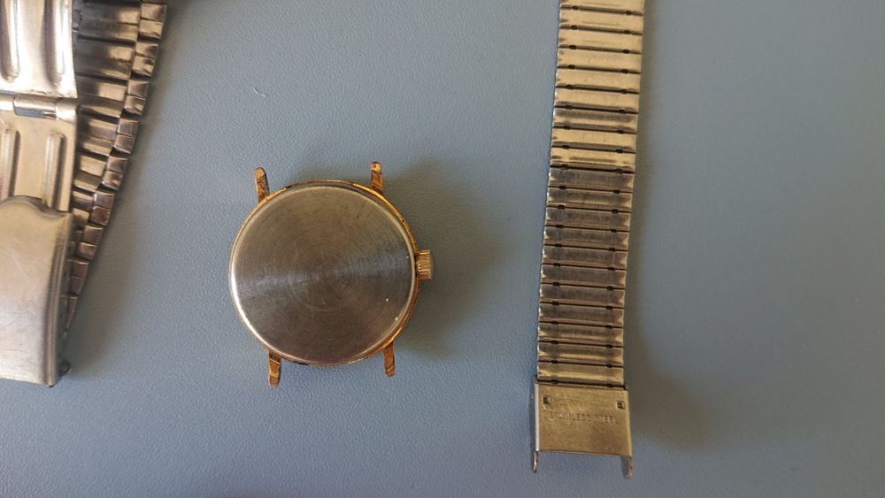 Каси с верижки, коронки и ремонтоари за часовници.