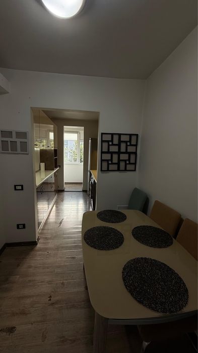 Inchiriez apartament cu 2 camere cu parcare