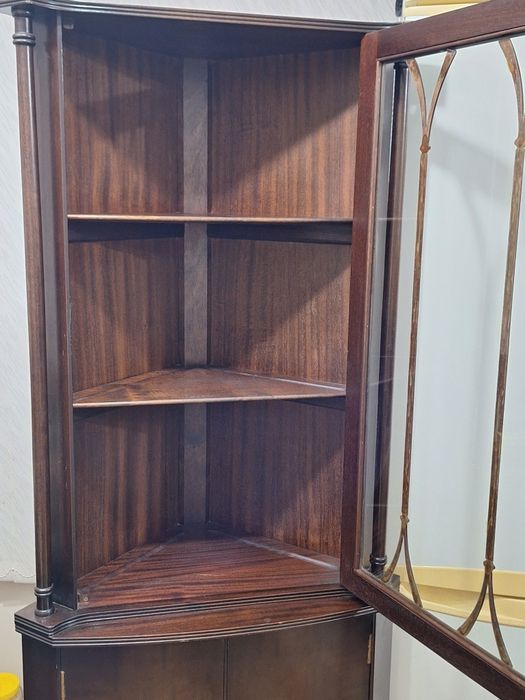 Френска ъглова витрина