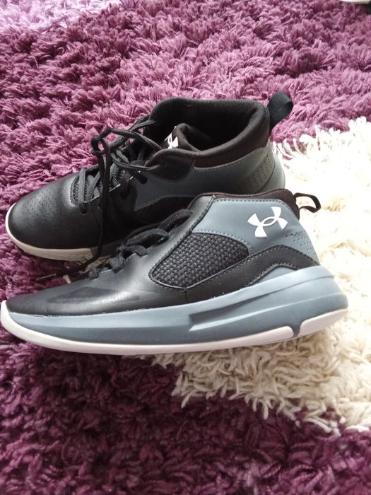 Adidași originali Under Armour.