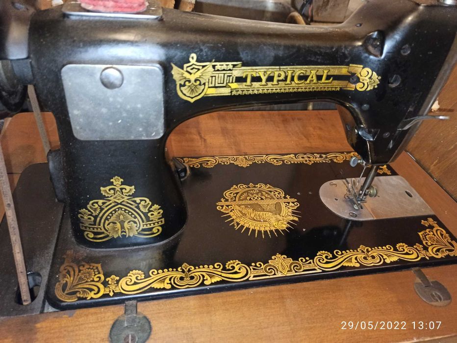 Продавам крачна шевна машина Typical