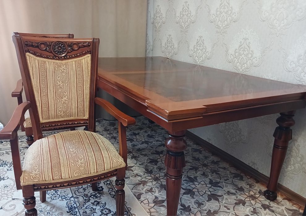 Стол со стульями