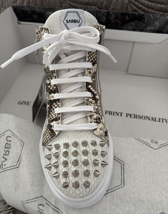 Vand adidasi sarbu  noi nepurtați