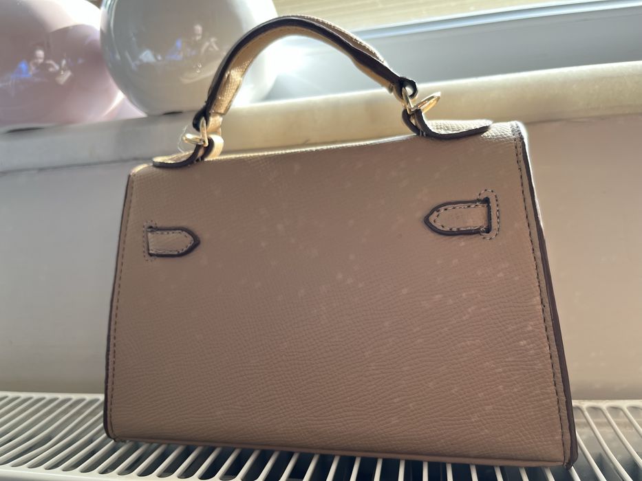 Продавам мини чанта на HERMES