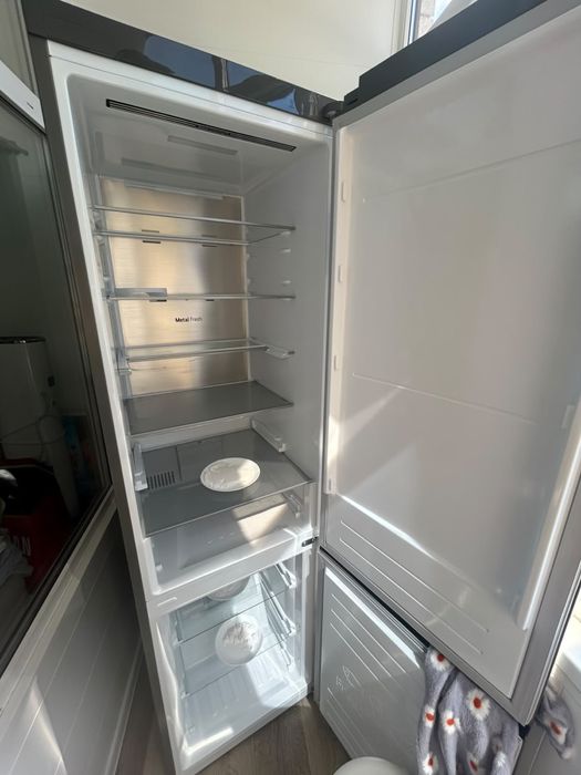 Продам холодильник с запахом lg