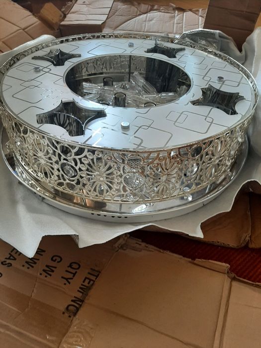 Музыкальная люстра с разными подсветками.