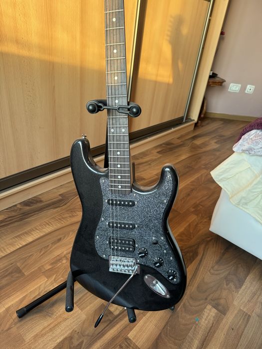 Электрогитара Squier со стойкой