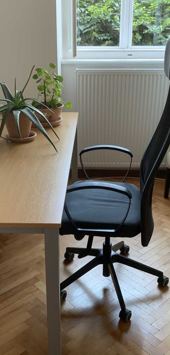 Birouri și mese cu picioare metalice