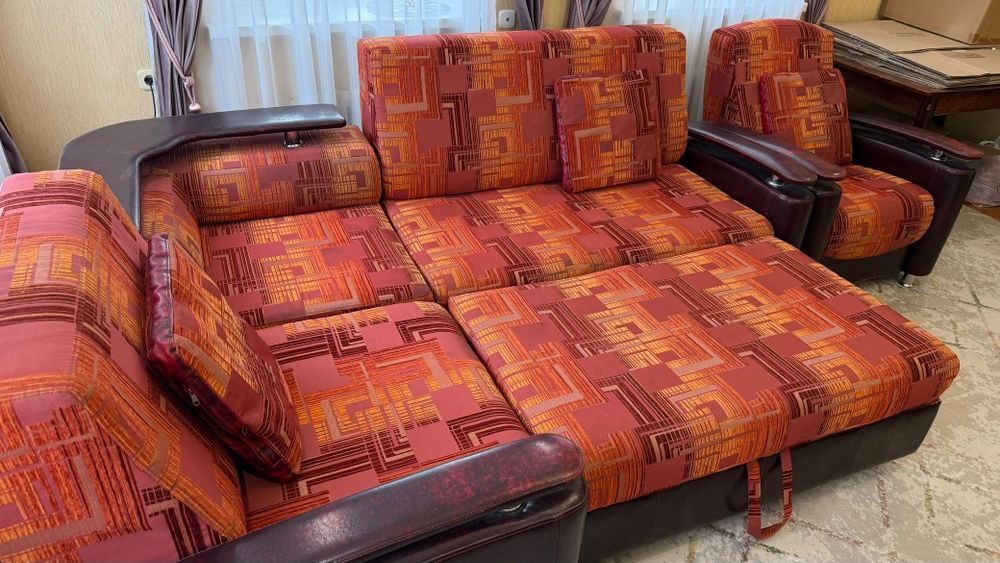 Продам угловой диван с креслом
