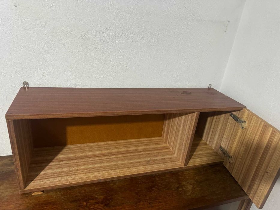 Удобные навесные полки.