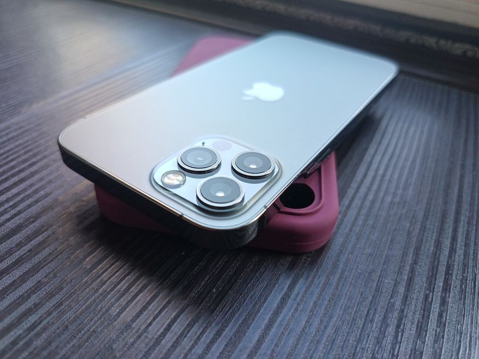 Айфон 12 про . Все отлично все родное .