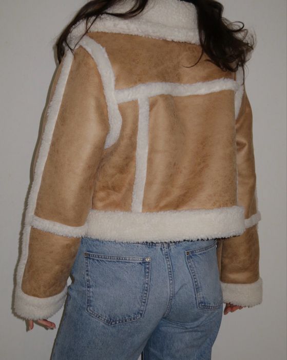 зимно яке с бели детайли