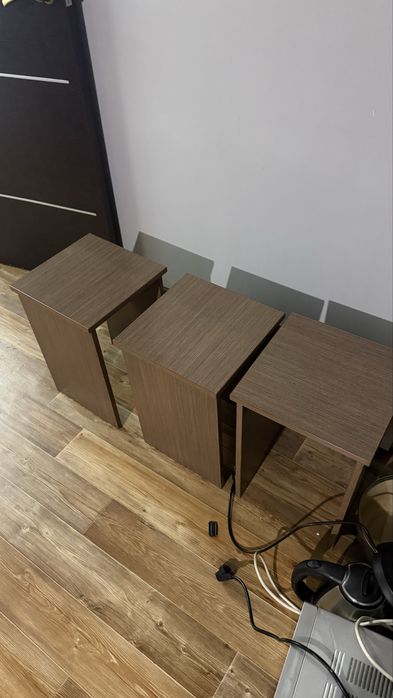 Обеденый стол и три табурета