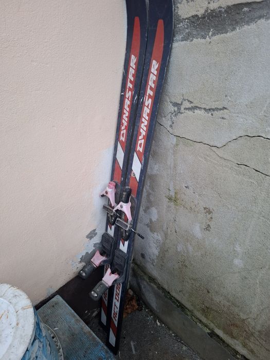 Vând schiuri foarte bune