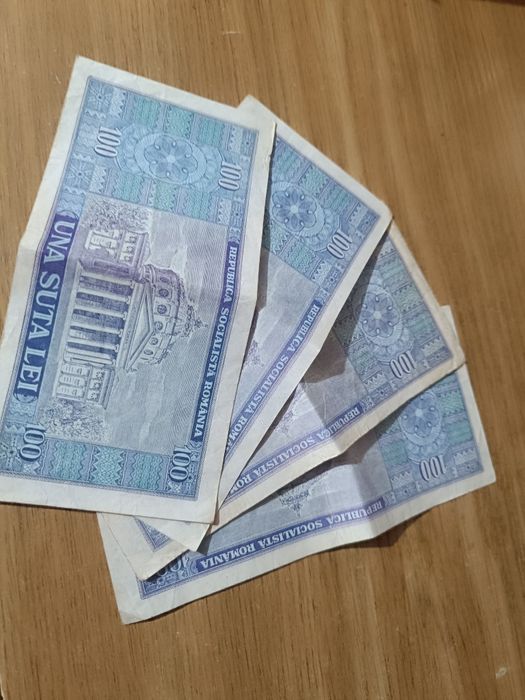 De vânzare 4 bancnote de 100 lei emise în 1966.
