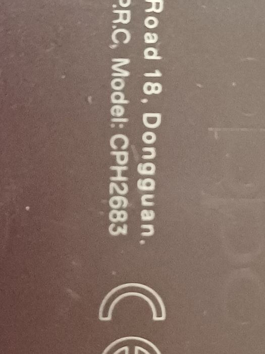 Oppo A60 5G cu displayul  spart. Placa este buna