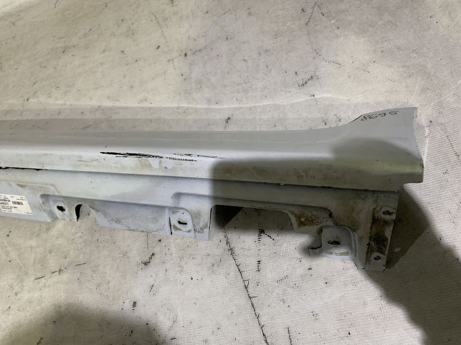 Prag stanga BMW Seria 5, F10, F11, 2010, 2011, 2012, 2013, 2014, 2015, 2016, cod origine OE 51777184773.